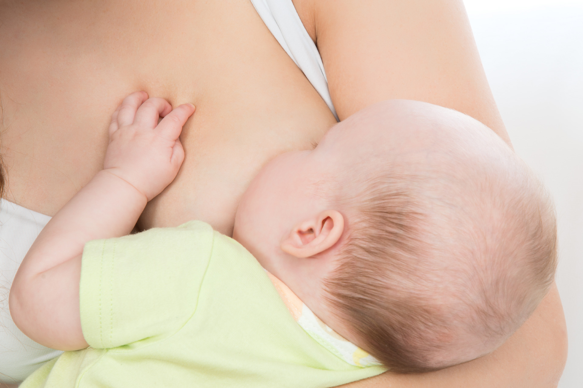 Ребенок срыгивает молоко после кормления новорожденный. Грудное вскармливание. Грудь после кормления ребенка. Грюд после кормления ребёнка. Срыгивание у новорожденных при грудном вскармливании.